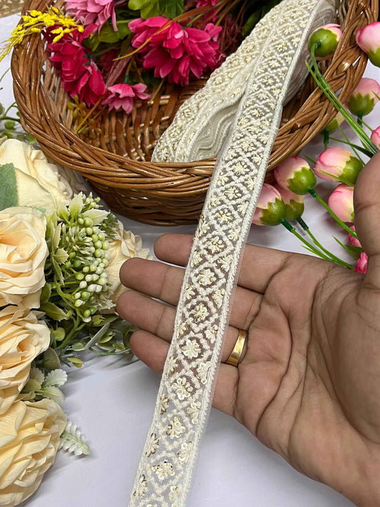 Dyble Lucknowi Lace in Rich Mocha Off White  – 9 Meter Roll