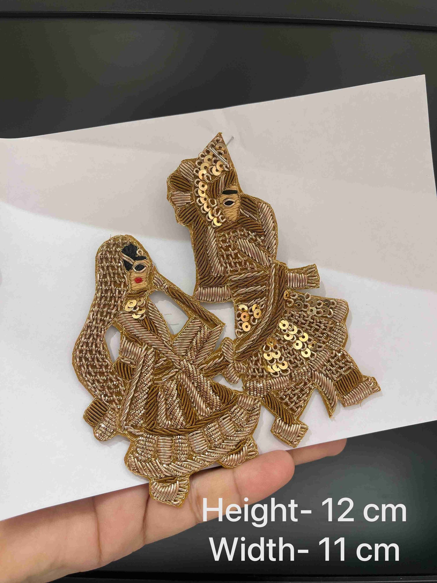 Handcrafted Zardosi Dulha Dulhan Embroidery Patch – Traditional Wedding Couple Motif for Ethnic Wear, Sherwanis, Dupattas & Décor